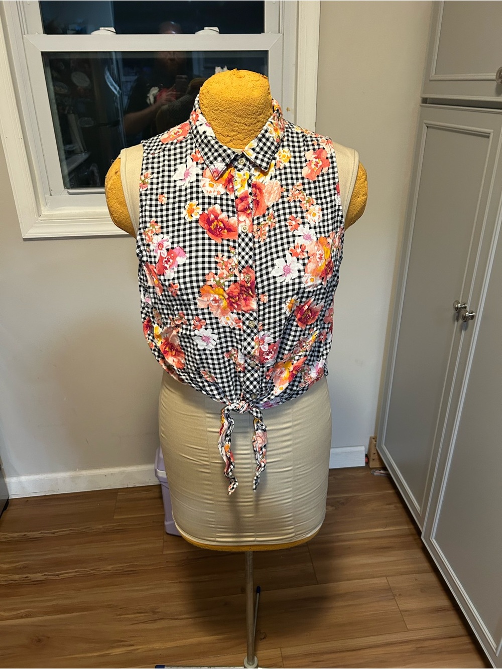Floral Sleeveless Tied Crop Top Size Medium